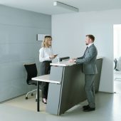 Receptionist parla con un uomo MD Consulting Agency